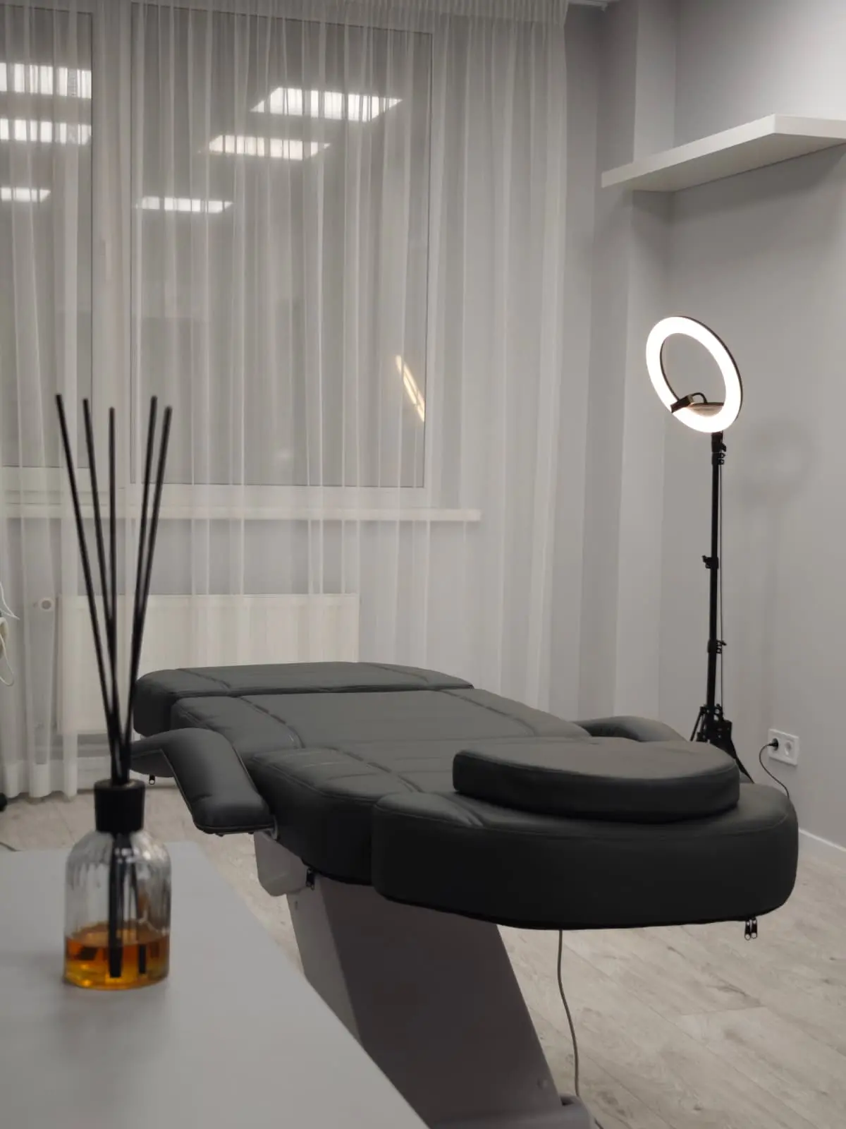 Kosmetoloģijas procedūru krēsls skaistumkopšanas kabinetā Purvciemā