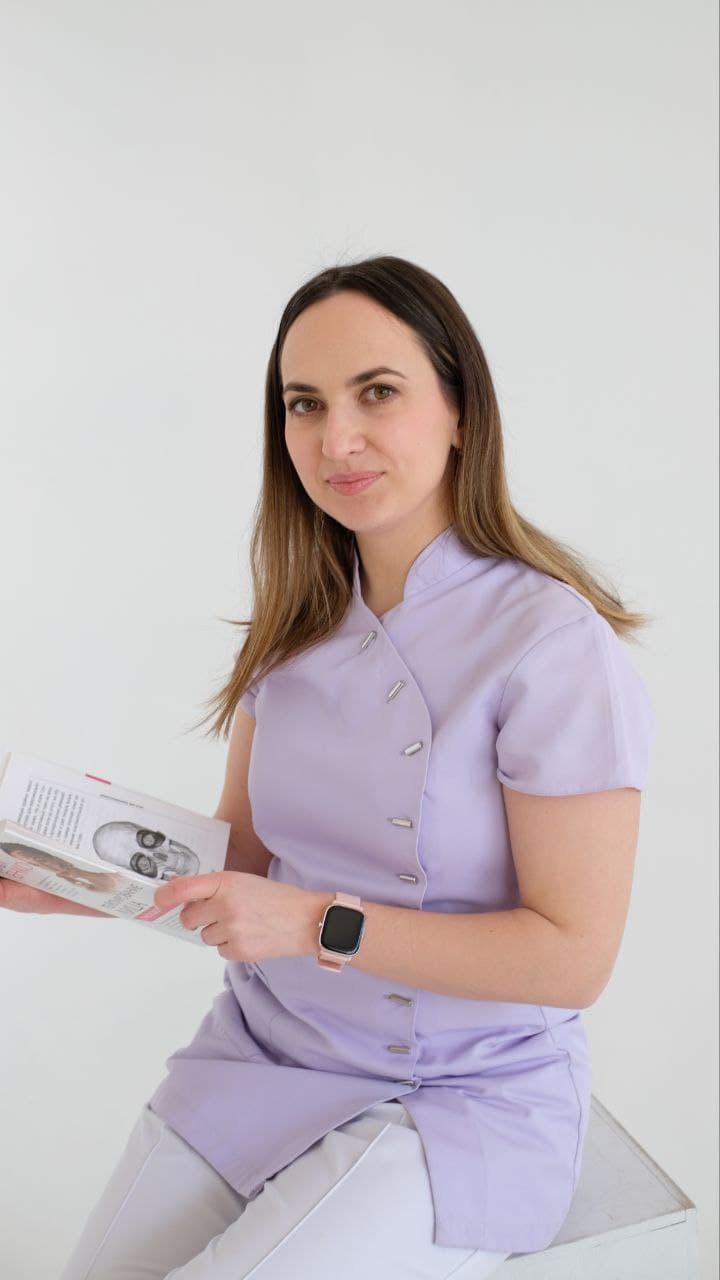 Kosmetoloģe savā skaistumkopšanas kabinetā Rīgā